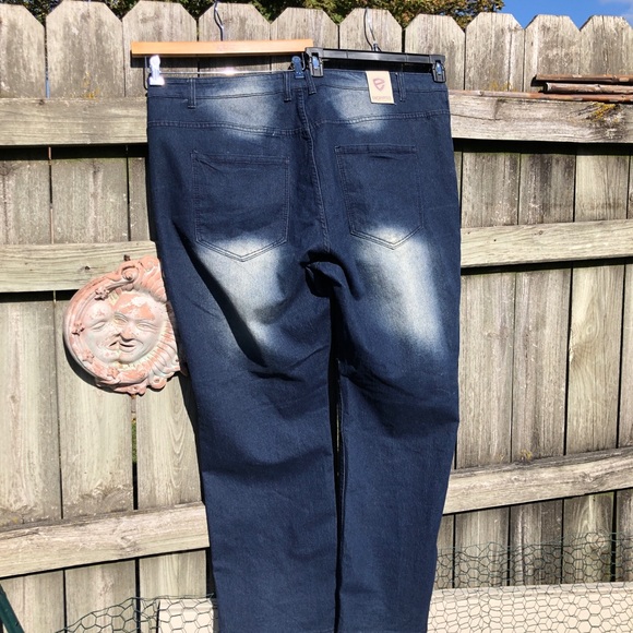 Encrypted Distressed Jeans - Picture 4 of 8